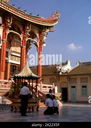 Thailand: The main viharn (assembly hall), Wat Pho Maen Khunaram, Bangkok. Wat Pho Maen Khunaram is a Mahayana Buddhist temple built in 1959. It mixes Thai, Chinese and Tibetan architectural styles. Stock Photo