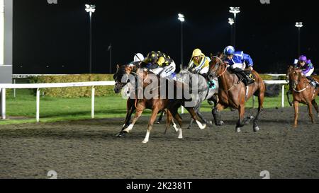 London, UK. 21st September 2022. Largo Bay black and yellow cap), ridden by George Rooke win the 7.45 Unibet Handicap Stakes at Kempton Park, ahead of Albion Princess (Trevor Whelan) and Franco Grasso (Callum Hutchinson) at Kempton Park Racecourse, UK. Credit: Paul Blake/Alamy Live News. Stock Photo