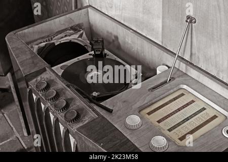 BW, Ferguson 401 Radiogram, with vinyl 12' LP album, valve technology, 1960 Stock Photo