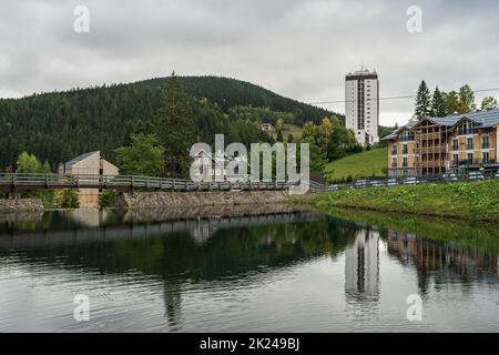 PEC POD SNEZKOU, CZECH REPUBLIC - OCTOBER 13, 2021: The Upa river and small town Pec pod Snezkou. Giant Mountains (Karkonosze). Stock Photo