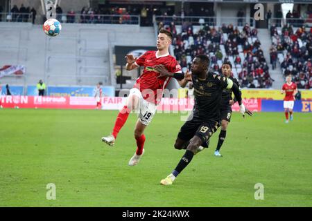 Laufduell zum Ball vs Janik Haberer (Freiburg) und Moussa Niakhaté (FSV Mainz 05) im Spiel der 1. FBL: 21-22: 22. Sptg. SC Freiburg vs FSV Mainz 05 Stock Photo