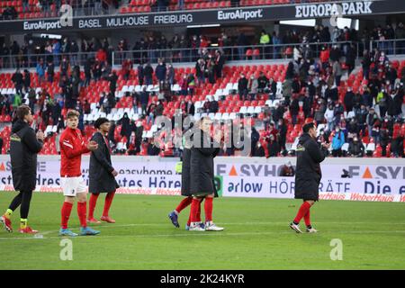 Die Freiburger Spieler um Torschuetze, Torschütze Nils Petersen (Freiburg)  bedanken sich bei den Fans für die Unterstützung im Spiel der 1. FBL: 21-2 Stock Photo