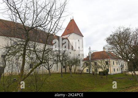 Schloss Orth an der Donau in Niederösterreich - Orth Castle on the Danube in Lower Austria Stock Photo