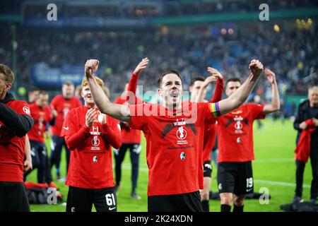 Christian Günter (Freiburg) ist mit den Kollegen in Feierlaune nach dem Spiel um den DFB-Pokal 2021-22, HF: Hamburger SV vs SC Freiburg Stock Photo