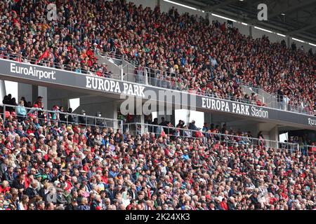 Ausverkauftes Haus, Zuschauerkulisse im Europa Park Stadion Freiburg beim Spiel der 1. FBL: 21-22: 31. Sptg. SC Freiburg vs Borussia Mönchengladbach Stock Photo