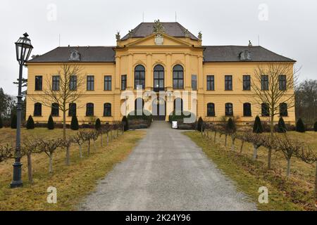 Schloss Eckartsau in Niederösterreich - Eckartsau Castle in Lower Austria Stock Photo