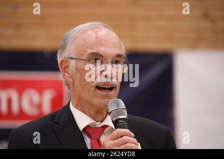 Prof. Dr. Mohsen Mohadjer (1. Vorsitzender Eisvögel USC Freiburg) beim Spiel der 1.BBL Damen 2021/2022 - Eisvoegel USC Freiburg - Rheinland Lions    F Stock Photo