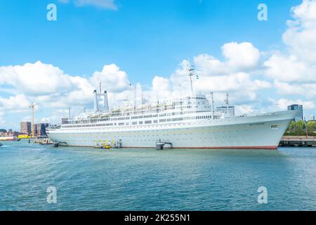 Amsterdam, Nederland - September, 2022: High rise industrial buildings located in Rotterdam. Stock Photo