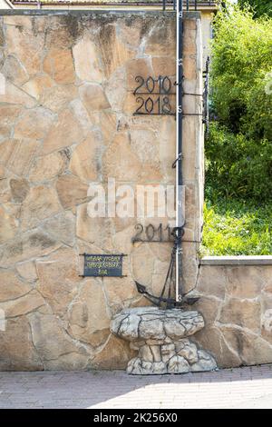 Kolomna, Russia - June 10, 2022: marks of floods and high waters on stone fence on Moskva river embankment in Kolomna city on summer day Stock Photo
