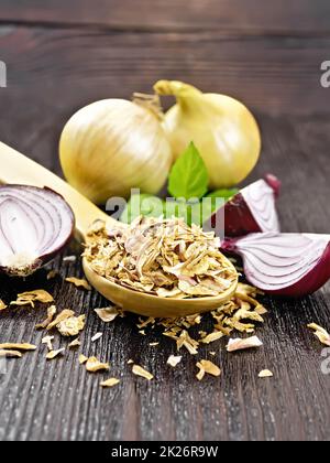 https://l450v.alamy.com/450v/2k26r9w/onion-flakes-in-spoon-on-board-2k26r9w.jpg