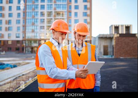 Worker reporting to contractor at construction site Stock Photo