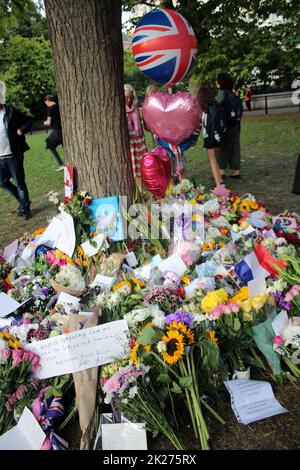 Queen Elizabeth flower funeral tributes, London UK -15.09.2022: Queen Elizabeth dies thousands of people leave flowers messages Paddington bears sandwiches and cards at Green Park and Buckingham Palace Stock Photo