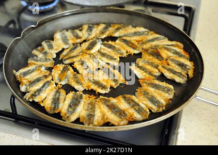 River fish fried in a frying pan Stock Photo - Alamy