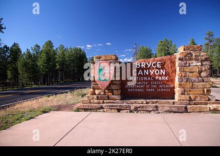 The traditional red rocks and wood sign at the entrance of Bryce Canyon National Park Stock Photo