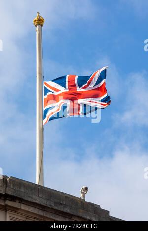 The Union flag flying at half-mast at Buckingham Palace in London, UK, to mark the death of Her Majesty Queen Elizabeth II. Stock Photo