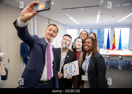 New York City, United States of America, 22 September 2022. Prime Minister Alexander De Croo takes a selfie picture with a UN Youth delegates delegation, in the margin of the 77th session of the United Nations General Assembly (UNGA 77), in New York City, United States of America, Thursday 22 September 2022. BELGA PHOTO NICOLAS MAETERLINCK Stock Photo