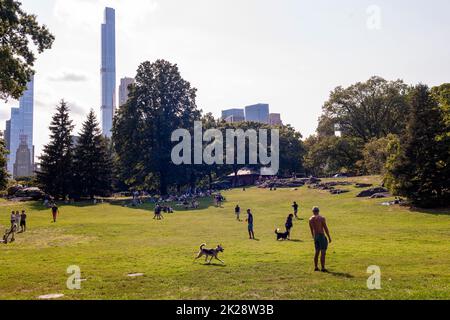 Visitors to the Mineral springs area in Central Park in New York on Saturday, September 17, 2022. The buildings of Billionaire’s Row rise behind them.(© Richard B. Levine) Stock Photo