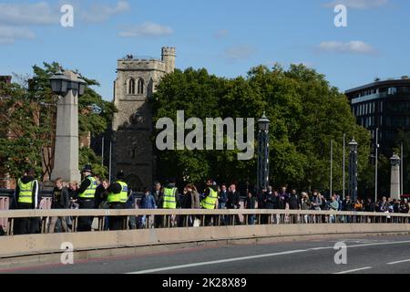 Mourners queue on Lambeth Bridge to visit the Palace of Westminster to pay their respects to the Queen - 17th September 2022 Stock Photo