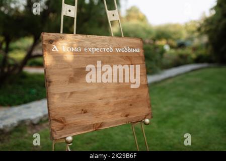 easel with wooden WELCOME TO OUR WEDDING sign in front of dunes Stock Photo  - Alamy