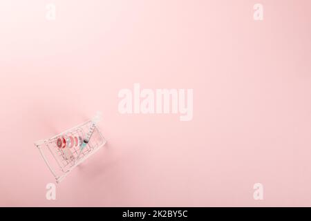 Shopping cart with vaccine vials bottles and syringes for vaccination against coronavirus Stock Photo