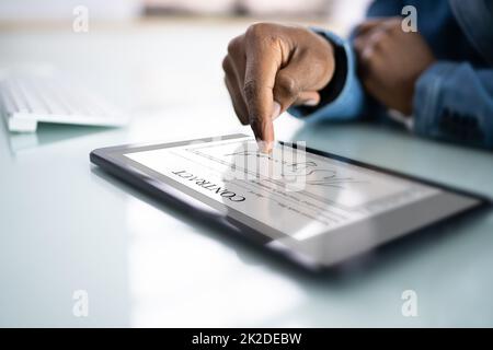 Contract E Signature. Employee Signing Stock Photo