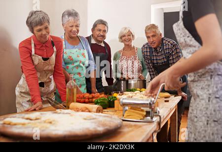Youre never too old to learn. Shot of a group of seniors attending a cooking class. Stock Photo