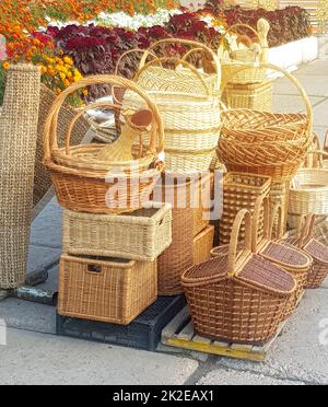 Many different wicker baskets and boxes made of natural material, close-up, the concept of eco-friendly packaging Stock Photo