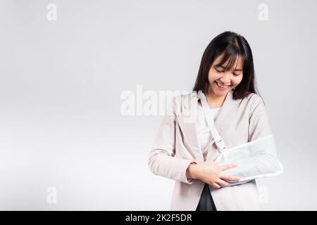 Business woman confident smiling broken arm after accident and wear arm splint for treatment Stock Photo