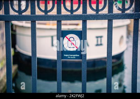 a sign no locks, warning against locks on the handrails of the Nyhavn Bridge. Copenhagen, Denmark Stock Photo