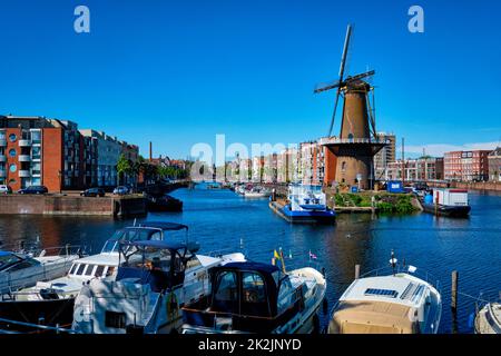 View of the harbour of Delfshaven and the old grain mill De Destilleerketel. Rotterdam, Netherlands Stock Photo