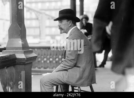 American journalist, lecturer and political philosopher Lincoln Steffens (1866-1936), in Union Square, New York City 1914 Stock Photo