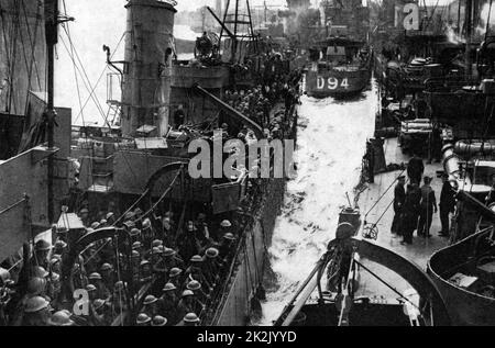 Operation Dynamo, the evacuation of British and Allied troops from Dunkirk 27 May to 3 June 1940. Members of the British Expeditionary Force on a Royal Navy vessel  docking back in Britain. Stock Photo