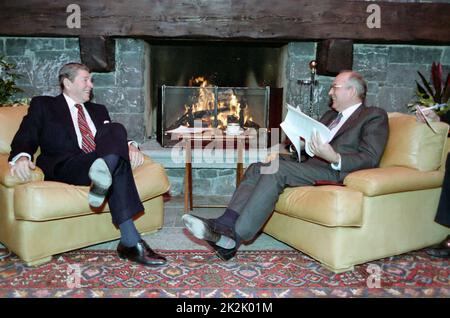 Soviet leader Mikhail Gorbachev and US President Ronald Reagan at the Geneva Summit 1986 Stock Photo