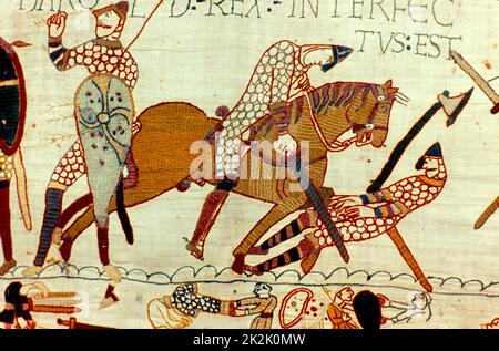 Bayeux Tapestry 1067: Battle of Hastings, 14 October 1066. The death of Harold II, last Anglo-Saxon king of England. Left, figure pulling arrow from eye and then being cut down by Norman knight. Armour Chain Mail Sword Axe Textile Stock Photo