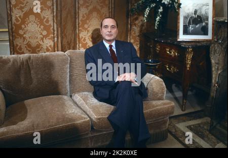 Jacques Chirac, then Prime Minister, posing in Matignon. On the right, a portrait of the former President of the Republic Georges Pompidou. 1988 Stock Photo