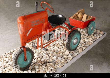 Toy brand Tri-Ang Major (UK) Farm tractor with pedals, trailer, red and turquoise Painted steel Length : 165 cm 1937 Private collection Stock Photo