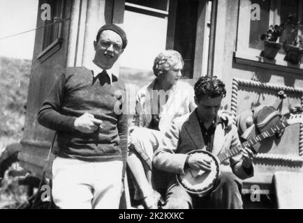 Robert Florey with Vilma Banky and Ronald Colman, who are making their first film for Samuel Goldwyn Productions in 1927 Stock Photo