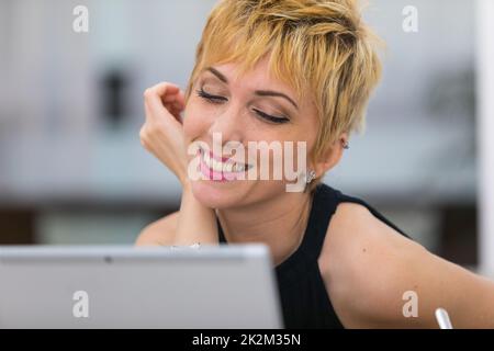 woman in oline dating on a public internet point Stock Photo
