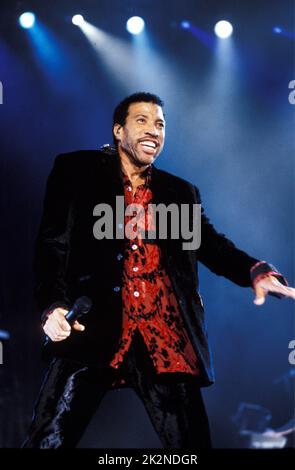 LIONEL RICHIE ;live in London, UK ; 13 October 1998; Credit : Mel Longhurst / Performing Arts Images ;  www.performingartsimages.com Stock Photo