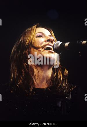 SHERYL CROW ; live in concert, UK ;  1990s ;  Credit : Mel Longhurst / Performing Arts Images ;  www.performingartsimages.com Stock Photo