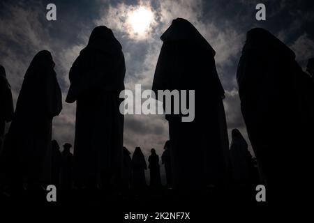 Members of the Druid Order perform a ceremony to celebrate the autumn equinox on Primrose Hill in London. The autumnal equinox is when daytime and nighttime are of approximately equal duration and marks the beginning of Autumn. Picture date: Friday September 23, 2022. Stock Photo