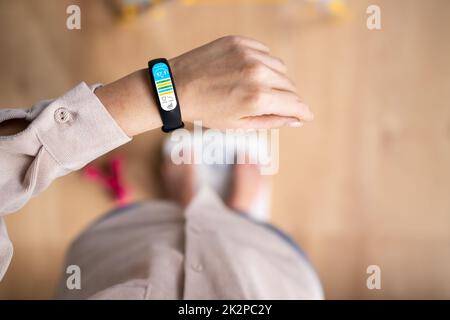 Smart Weight Scale Tech On Smartphone. Tracking App Stock Photo - Alamy