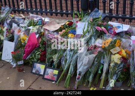 Floral tributes to Queen Elizabeth II outside Buckingham Palace, Central London, UK, on the 12th September 2022 Stock Photo