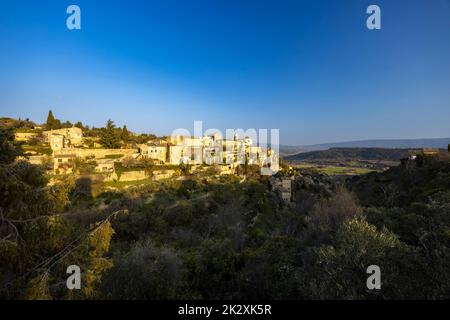 Gordes small medieval town in Provence, Luberon, Vaucluse, France Stock Photo