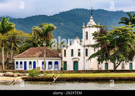 Church, mountains and old colonial-style houses in the historic city of Paraty Stock Photo