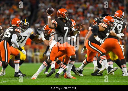 Cleveland, Ohio, USA. 22nd Sep, 2022. September 22nd, 2022 Cleveland Browns quarterback Jacoby Brissett (7) during Pittsburgh Steelers vs Cleveland Browns in Cleveland, OH at FirstEnergy Stadium. Jake Mysliwczyk/BMR (Credit Image: © Jake Mysliwczyk/BMR via ZUMA Press Wire) Stock Photo