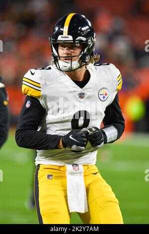 Pittsburgh, United States. 08th Jan, 2023. Pittsburgh Steelers quarterback  Kenny Pickett (8) throws in the first quarter against the Cleveland Browns  at Acrisure Stadium on Sunday, January 8, 2023 in Pittsburgh. Photo