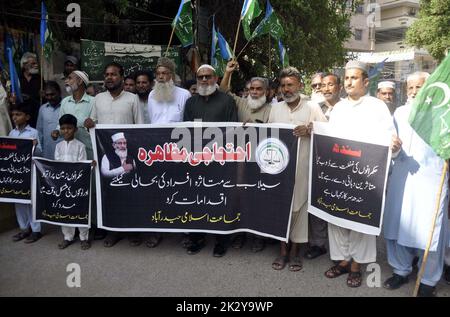 Hyderabad, Pakistan. 23rd Sep, 2022. Activists of Jamat-e-Islami (JI) are holding protest demonstration against non-availability of relief goods for flood victims, at Hyderabad press club on Friday, September 23, 2022. Credit: Asianet-Pakistan/Alamy Live News Stock Photo