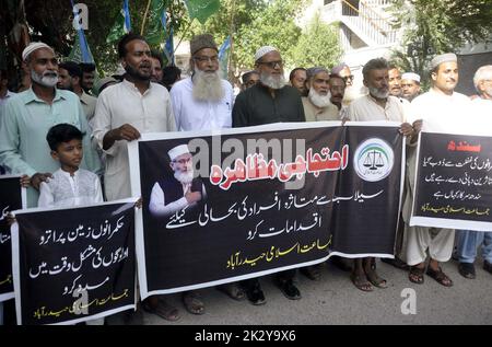 Hyderabad, Pakistan. 23rd Sep, 2022. Activists of Jamat-e-Islami (JI) are holding protest demonstration against non-availability of relief goods for flood victims, at Hyderabad press club on Friday, September 23, 2022. Credit: Asianet-Pakistan/Alamy Live News Stock Photo