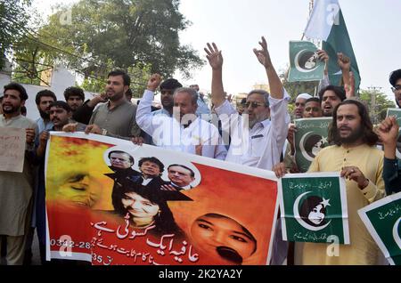 Hyderabad, Pakistan. 23rd Sep, 2022. Members of Supporter Afia Movement are holding protest demonstration in favor of Dr. Afia Siddiqui, at Peshawar press club on Friday, September 23, 2022. Credit: Asianet-Pakistan/Alamy Live News Stock Photo